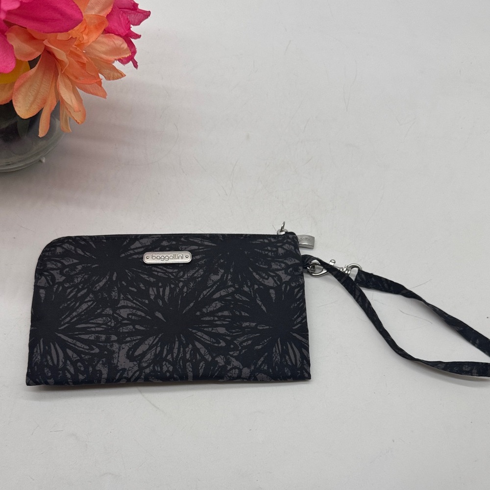 Baggallini Black Patterned Wristlet - image 1